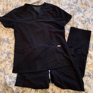 FIGS black scrubs set